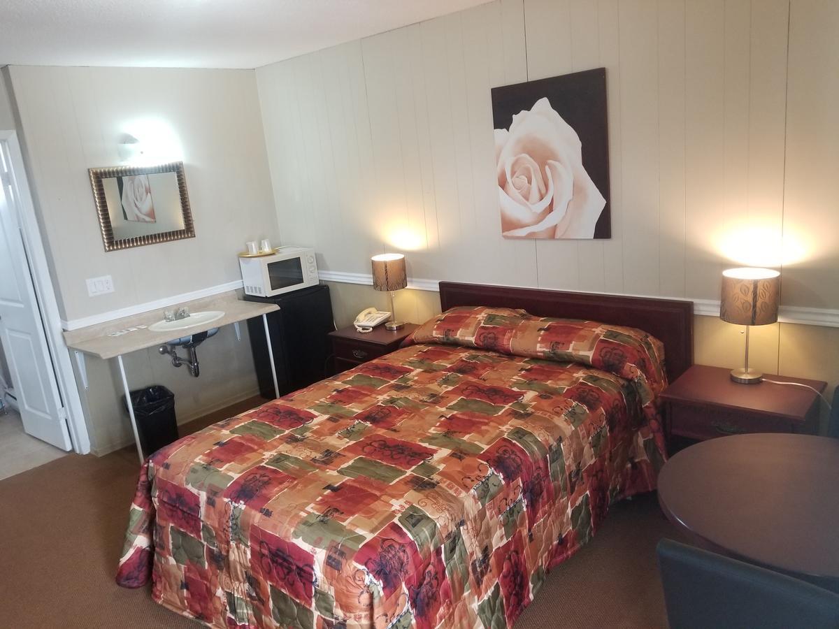 Twin Oaks Motel Orono Eksteriør bilde
